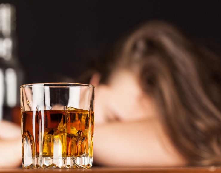 Psychologiczne determinanty uzależnienia kobiet – Alkoholizm w szpilkach